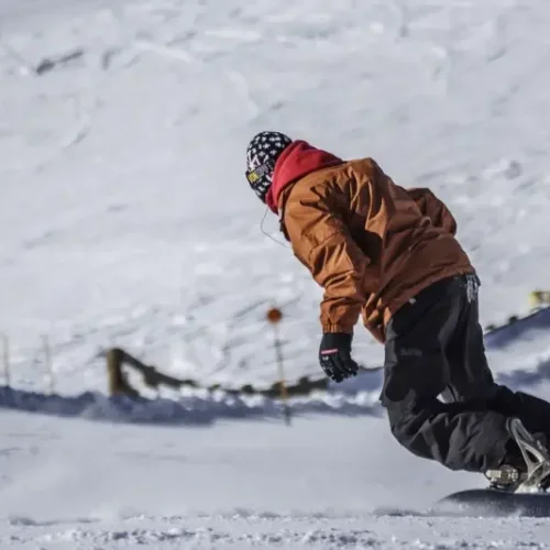 Jak wybrać idealne wiązania snowboardowe do Twojego stylu jazdy?